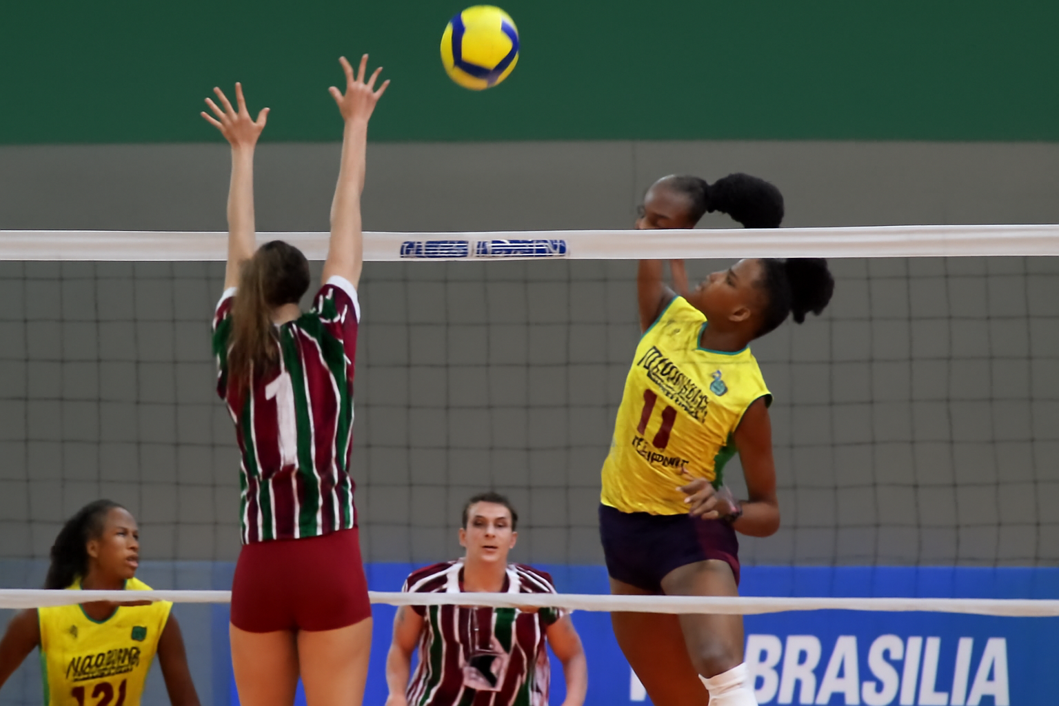 brasília vôlei é derrotado: capa horizontal 16:9 mostrando derrota para o Fluminense e foco no terceiro lugar