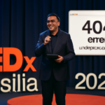 Capa 16:9 com influenciador brasília eldo gomes como mestre de cerimônias no TEDxBrasília 2026, referência a erro de site