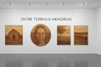 Capa horizontal 16:9 sem textos para a exposição 8216 entre terras de Simone Oliveira, Brasília (Entre Terras e Memórias)